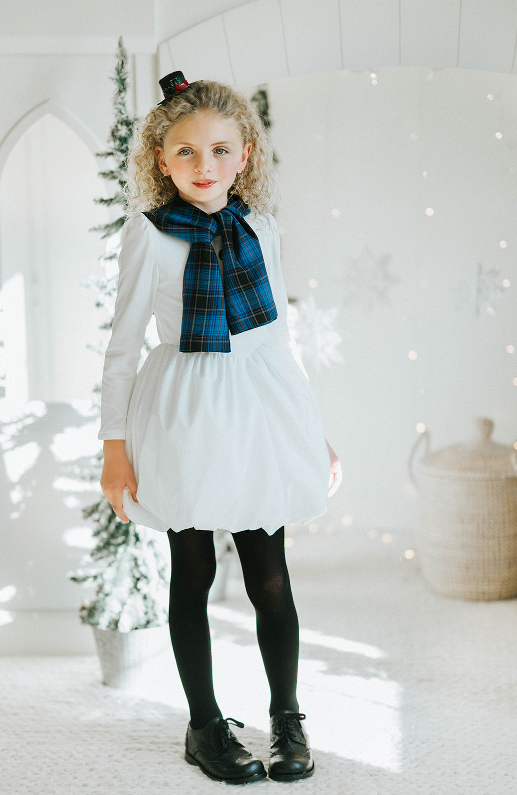 Girls snowman costume outfit with white puff dress, blue tartan scarf, and black bow shoes, styled for winter wonderland portraits or holiday school programs.

Holiday outfit for girls featuring a snowman-style white dress with bubble skirt and festive plaid scarf, ideal for Christmas plays, concerts, or photoshoots.