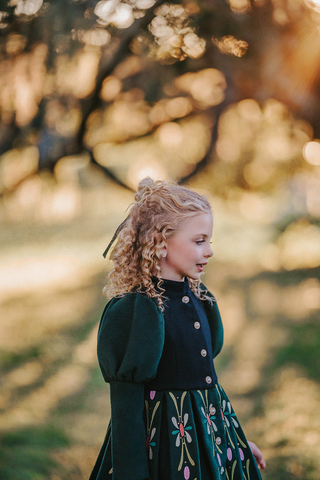 Disney Frozen inspired princess coat for girls featuring an Anna and Elsa style design with floral embroidery.

Elegant green children’s winter coat dress styled like Anna from Frozen, perfect for a little princess.

Luxury girl’s princess coat inspired by Disney Frozen characters Anna and Elsa with puff sleeves and detailed accents.