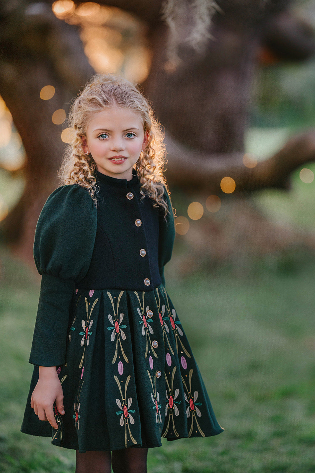 Disney Frozen inspired princess coat for girls featuring an Anna and Elsa style design with floral embroidery.

Elegant green children’s winter coat dress styled like Anna from Frozen, perfect for a little princess.

Luxury girl’s princess coat inspired by Disney Frozen characters Anna and Elsa with puff sleeves and detailed accents.