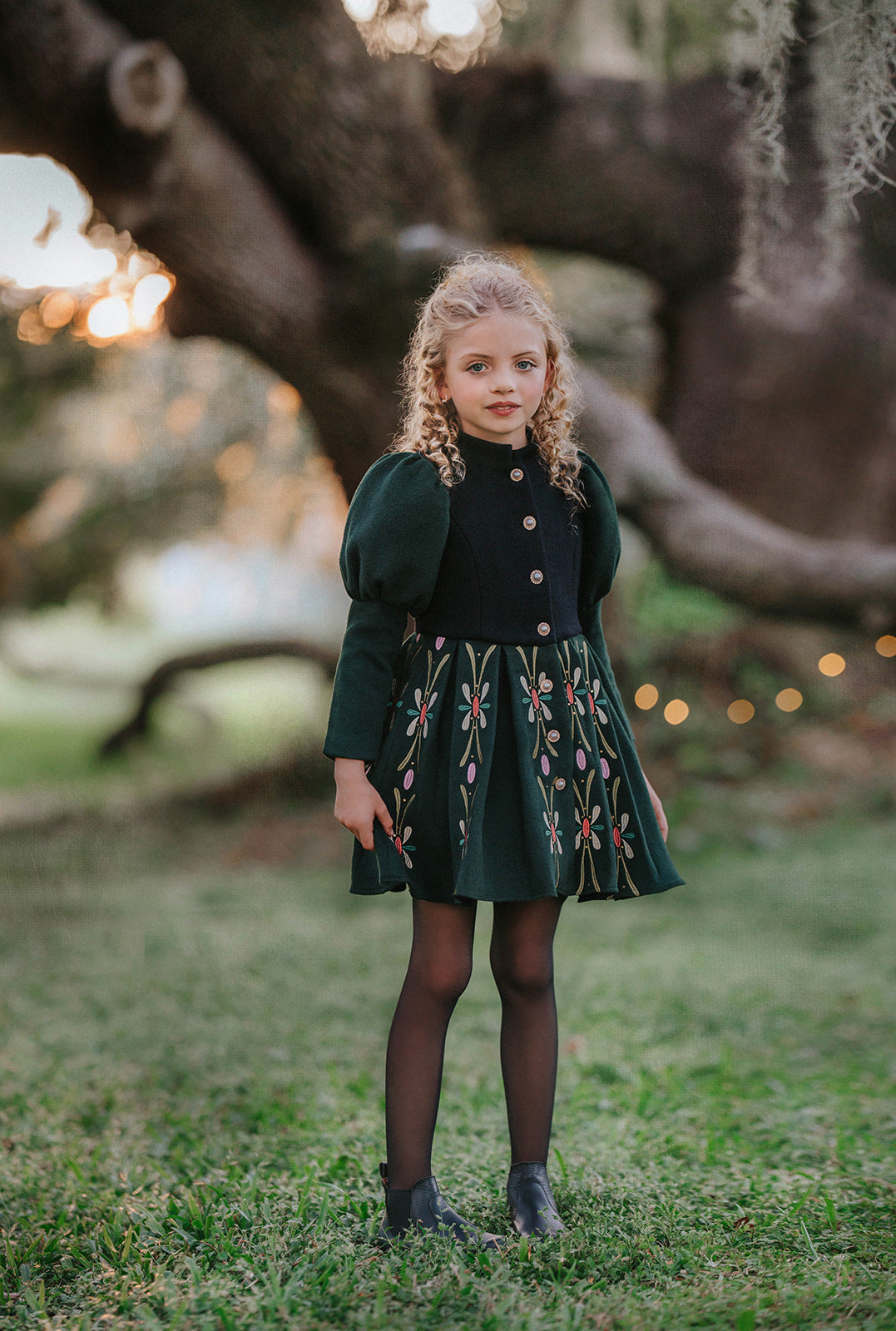 Disney Frozen inspired princess coat for girls featuring an Anna and Elsa style design with floral embroidery.

Elegant green children’s winter coat dress styled like Anna from Frozen, perfect for a little princess.

Luxury girl’s princess coat inspired by Disney Frozen characters Anna and Elsa with puff sleeves and detailed accents.