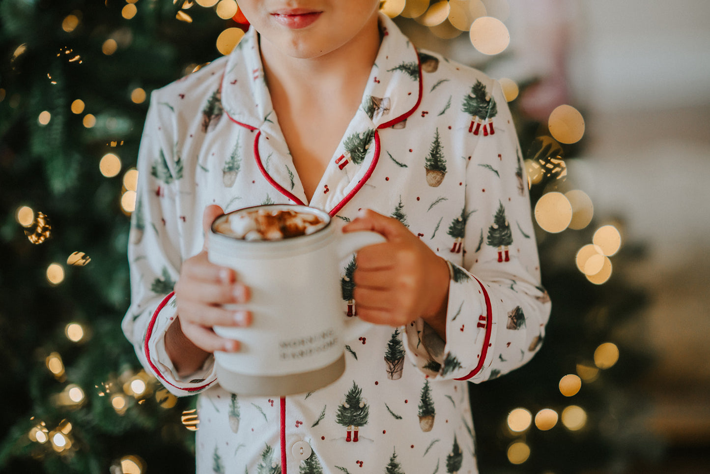 Salón unisex con árbol de Navidad