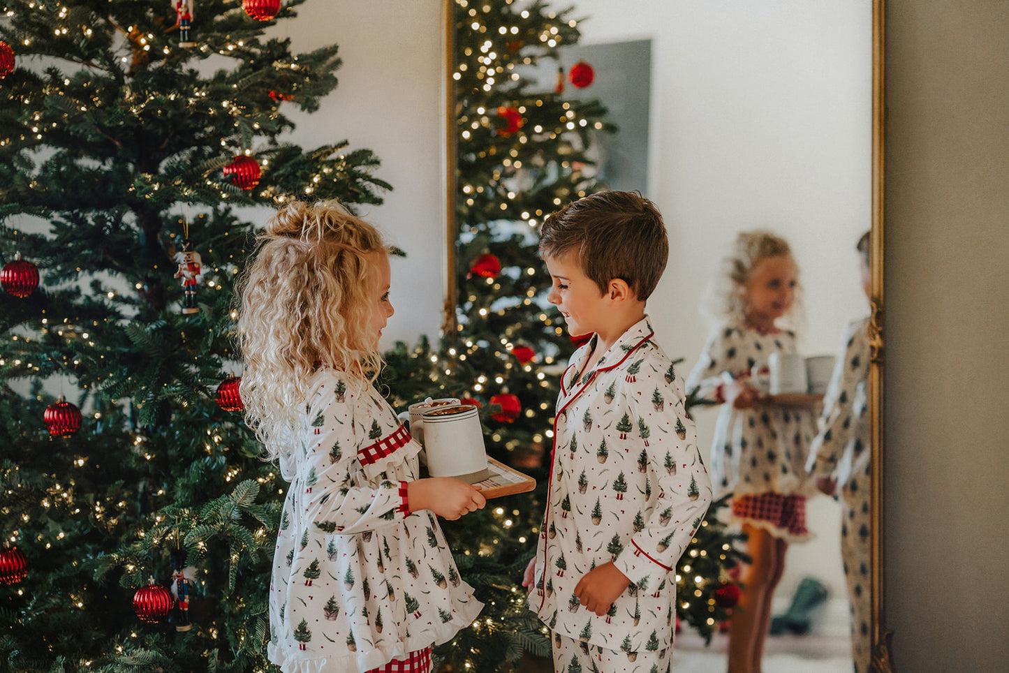 Salón unisex con árbol de Navidad