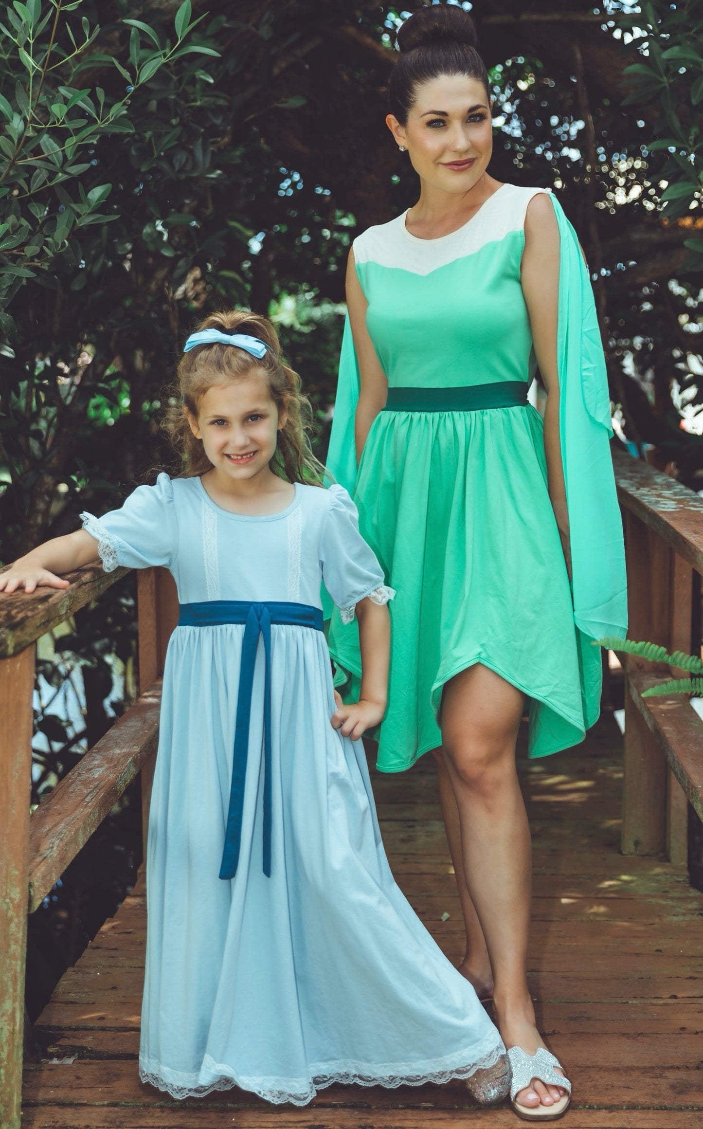 Woman wearing adult Tinkerbell-inspired green fairy dress with flowing winged sleeves, standing outdoors with arms outstretched

Adult green fairy costume dress with white neckline, flowy wing sleeves, and flared skirt, styled in a magical outdoor setting

Green fairy cosplay dress for women featuring chiffon-style wings and fantasy-inspired silhouette, perfect for Tinkerbell look