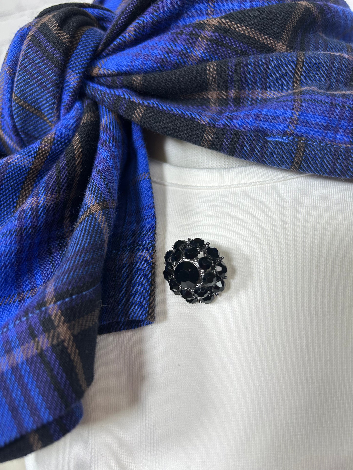 Girl wearing white holiday dress with bubble hem, black tights, and a plaid scarf, styled as a snowman outfit for Christmas photos, winter events, or holiday parties.

Child in snowman-inspired winter dress with black leggings, puff hem skirt, and blue plaid scarf, perfect for Christmas card photos and seasonal festivities.