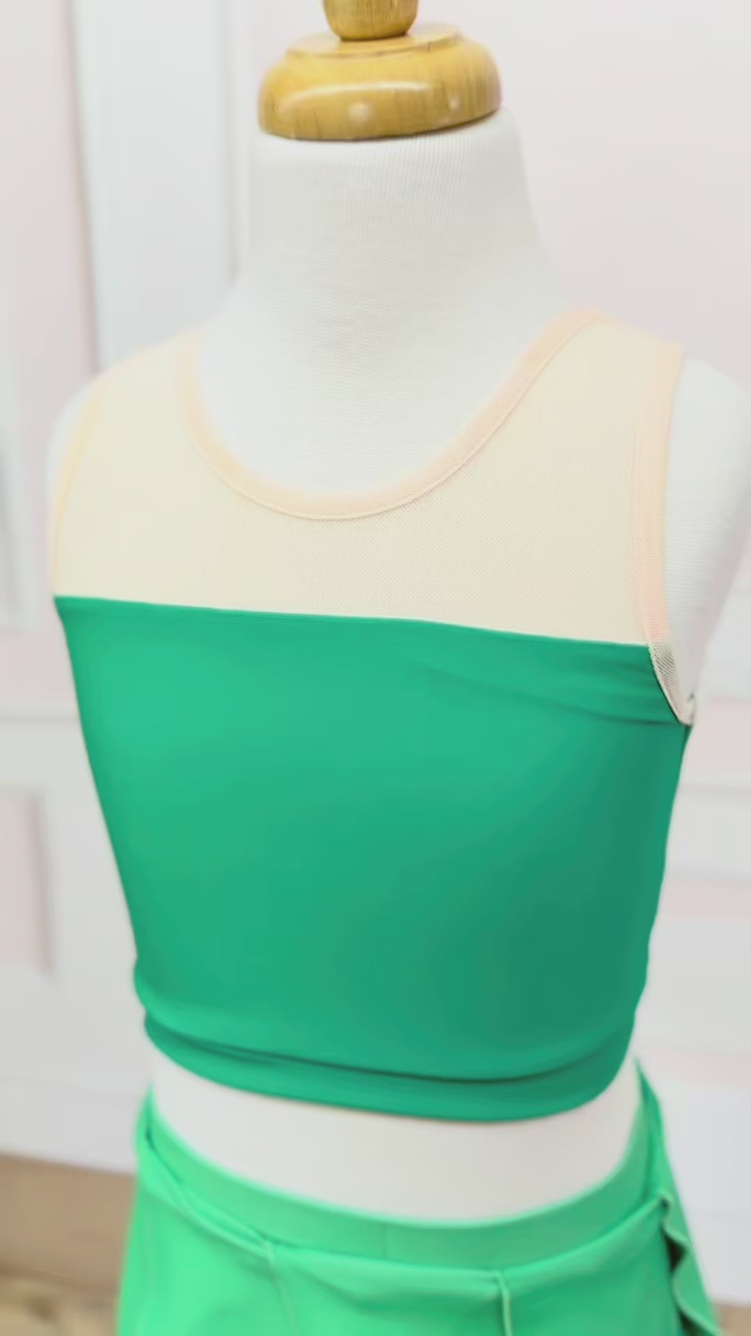 Girl wearing green fairy costume with leaf-style skirt and crop top, styled for dress-up or Tinkerbell-inspired photo shoot

Child in green leaf skirt and matching top posing outdoors, perfect fairy or nature-themed costume for girls